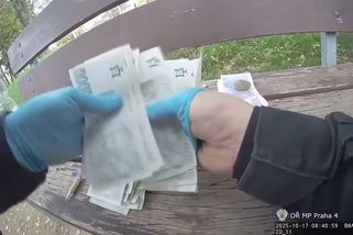 Zdrogovaný muž věnoval kolemjdoucímu v Praze 120 tisíc korun - Novinky