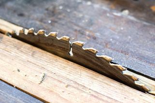 Seniorovi z Trojanovic už ruku uřízlou na cirkulárce nepřišili - Novinky