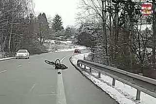 Opilému muži se na rušném tahu Brno-Svitavy zamotala taška do elektrokola. Tvrdý pád zachytila kamera - Novinky