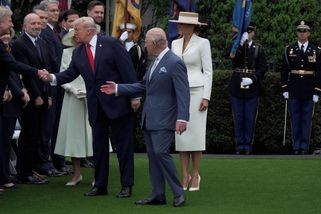 Tak to vezmu já. Trump se při podávání rukou vrhl před královnu Camillu - Novinky