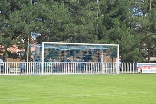 Volejte záchranku! Hráči hromadně utíkali ze hřiště, zápas je po hrozivém momentu přestal zajímat - Sport.cz
