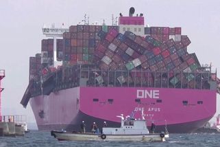 Japonská nákladní loď poztrácela během bouře v Tichém oceánu dva tisíce kontejnerů - Novinky