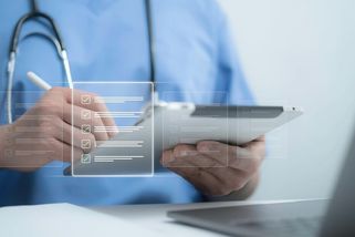 Boj o vliv na porodní péči v Česku. Ovlivní e-mail volby do klíčového orgánu? - Seznam Zprávy