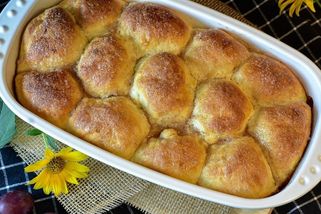 Svět se asi zbláznil. Pekař upeče buchty z mouky, másla a mléka a hned je toho plný internet - Médium.cz