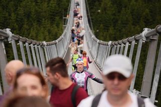 Fotky: Nejdelší visutý most láká statisíce turistů. V obci ale budí vášně - Seznam Zprávy