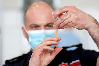 Nenaočkované si koronavirus najde, říká britský expert - Novinky