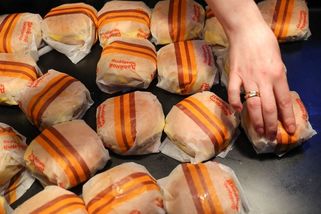 Fronty na burgery i hranolky. Rusko nahradilo McDonald's vlastním řetězcem - Novinky