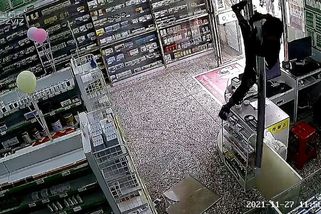 Chlapec honil kočku a propadl se do lékárny - Novinky