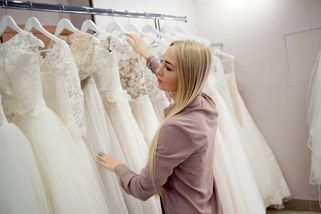 Nevychovaná zákaznice se posmívala ženě, která si zkoušela svatební šaty. Majitelka salonu geniálně zareagovala