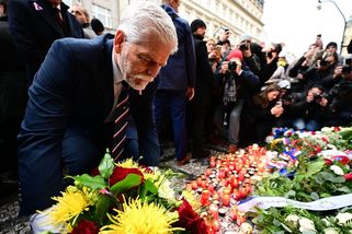 Babiče a Turka lidé na Národní třídě vypískali, prezidentovi bouřlivě tleskami