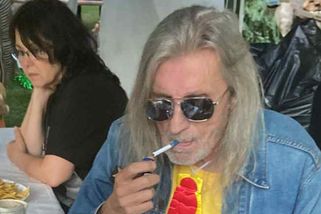 Aleš Brichta se drží zuby nehty, ale lidé ho drtí: Nesoudný šašek, který sotva sedí, vzkazují mu!