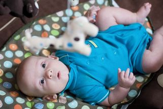 Vyšší rodičovský příspěvek až pro děti narozené příští rok? Návrh schytává kritiku - Novinky