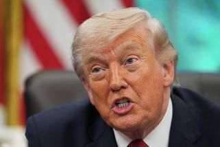 Ukrajina je vojensky poražená a víme, kde mají zbraně, prohlásil Trump. Asi myslel Írán - Novinky