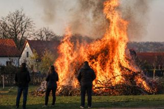 Starostové ruší Pálení čarodějnic. Bojí se pokuty kvůli zákazu pálení větví
