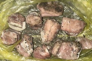 U pražského Libeňského mostu někdo nastražil hřebíky zapíchnuté v mase - Novinky