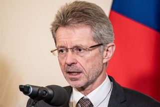 Vystrčil si stěžuje na nůž do zad od Babiše. Na Tchajwan poletí komerčním letem