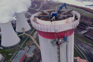 Z původně přes tři stovky metrů vysokého elektrárenského komína v Prunéřově už moc nezbývá - Novinky