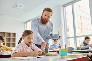 Učitel se pod slibem anonymity přiznal: Takový plat budu mít od ledna 2025 - Techsvět