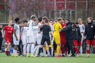 Nepokoje na fotbalových zápasech. Dvanáct policistů utrpělo zranění - Sport.cz