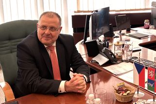 Úřad posílá policii na šéfa hygieny. Kvůli podezření, že vyhodil statisíce - Seznam Zprávy