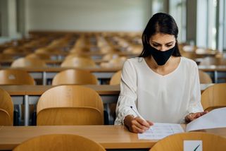 Chodby plné studentů, učitelé bez roušek. Inspekce byla ale tragikomická - Seznam Zprávy