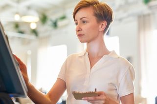 Smáli se mi za podřadnou práci. Ale při placení měli problém odečíst dvě čísla - Médium.cz