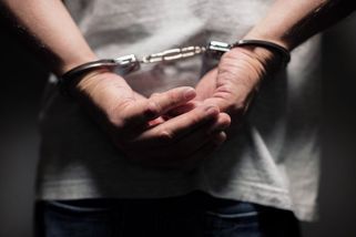 Seniora v Mariánských Lázních měl ohrožovat nožem, policisté ho po vypátrání zase pustili. Hned šel vyloupit benzínku - Novinky