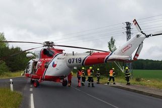 Na Sokolovsku bouralo auto a tři motorky. Jeden motorkář nepřežil, pro další dva letěly vrtulníky - Novinky