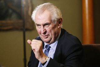 Zeman ohlásil, že mění dres: z ANO ke Stačilo!. Kalousek jeho rozhodnutí okomentoval, politolog nastínil možnou taktiku