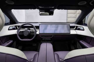 Už i automobilka vyhlášená řidičskými interiéry namontovala dopředu obrovské kino, prý se to nevylučuje. Posuďte sami - Garáž.cz