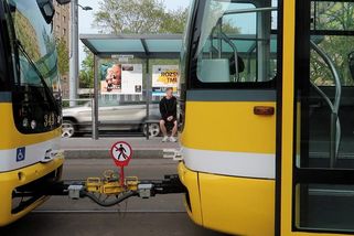 Hazardéry přelézající mezi vozy plzeňských tramvají mají odradit nové varovné značky - Novinky