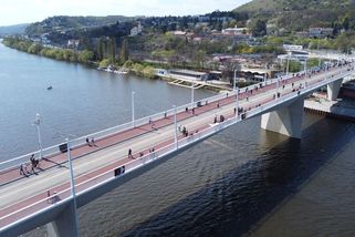 Dvorecký most se otevřel veřejnosti, auta na něj nesmí - Novinky