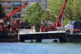 Učila se řídit autobus, skončila v řece. Z vody museli pasažéry tahat záchranáři - Novinky