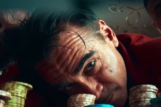 RECENZE: Colin Farrell jako gambler je sázka na jistotu. Baladě o malém hráči přesto chybí emoce - Novinky