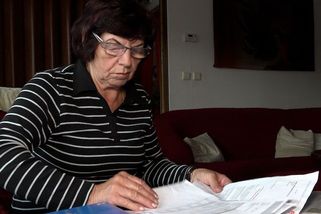 Zálohy na energie vyšší než důchod. Seniorka musí vybrat úspory na pohřeb - Novinky