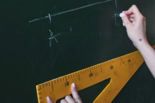 Rodiče, moudrost světa jste nepobrali. My vám v práci taky neradíme, tak nás nechte konečně učit! - Médium.cz