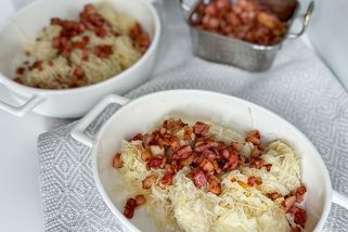 Oblíbené chlupaté knedlíky připravíte snadno a pak už stačí jen cibule, kousek slaniny a zelí | Apetit