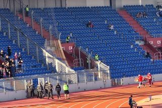 Hororový pád z tribuny do průchodu! Fanoušek Plzně už je mimo ohrožení života - Sport.cz