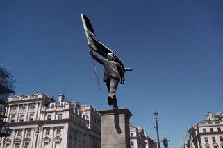 Banksy vztyčil v Londýně sochu muže s praporem, který šlape do prázdna - Novinky