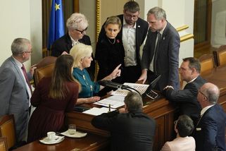 Politici si přilepší o tisíce. Narychlo schválený plán nové koalice s tím nehne - Novinky