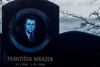 Mrázek, Pitr, kolotočáři a politici. Seriál ČT o 90. letech si nebere servítky - Novinky