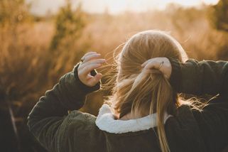 Vyděržaj, pioněr! Scéna poslala Uzlinku do nemocnice. Oholila si hlavu, aby ji nikdo nepoznal - Médium.cz