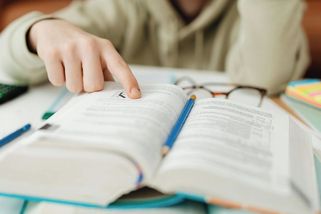 Syn mi nosil ze školy pětky z matematiky. Když jsem zašla za učitelkou, rozplakala se přede mnou - Médium.cz
