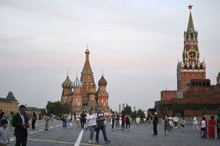 Na Rudém náměstí se zahalila do ukrajinské vlajky, skončila za mřížemi - Novinky