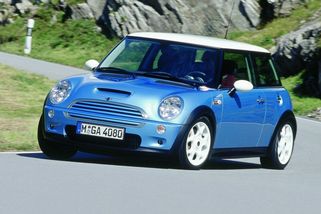 Britské srdce, německá preciznost: Mini už 25 let září v barvách BMW