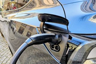 Vozy na benzin a naftu prohrávají s elektroauty o 120 korun na 100 km