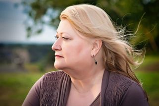 Marie (68): Syn mě připravil o veškeré úspory i domov. Klid a důstojnost jsem našla až po útěku k cizí ženě