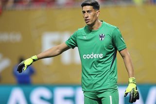 Gólman se nesmířil s vyloučením a protihráči dal pěstí. Přišel o rozum, čílil se kouč soupeře - Sport.cz