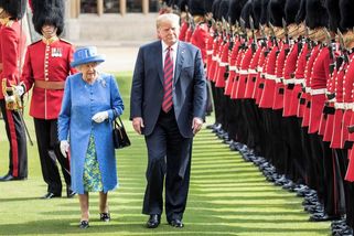 Trumpova šňůra zvláštních královských momentů: Tak se Alžběta ještě nebavila - Seznam Zprávy