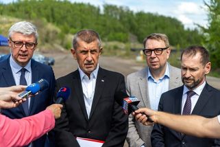 „Nejsem Karel IV.” Babiš debatoval s lidmi o hořící haldě